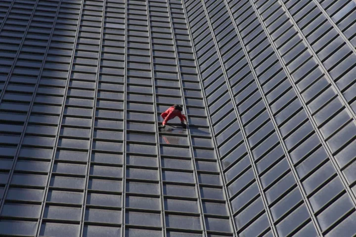 Alain Robert, French Spiderman : ৬০ বছরের ‘স্পাইডার ম্যান’, জন্মদিনে ৪৮ তলায় উঠে তাক লাগিয়ে দিলেন - West Bengal News 24