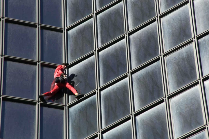 Alain Robert, French Spiderman : ৬০ বছরের ‘স্পাইডার ম্যান’, জন্মদিনে ৪৮ তলায় উঠে তাক লাগিয়ে দিলেন - West Bengal News 24