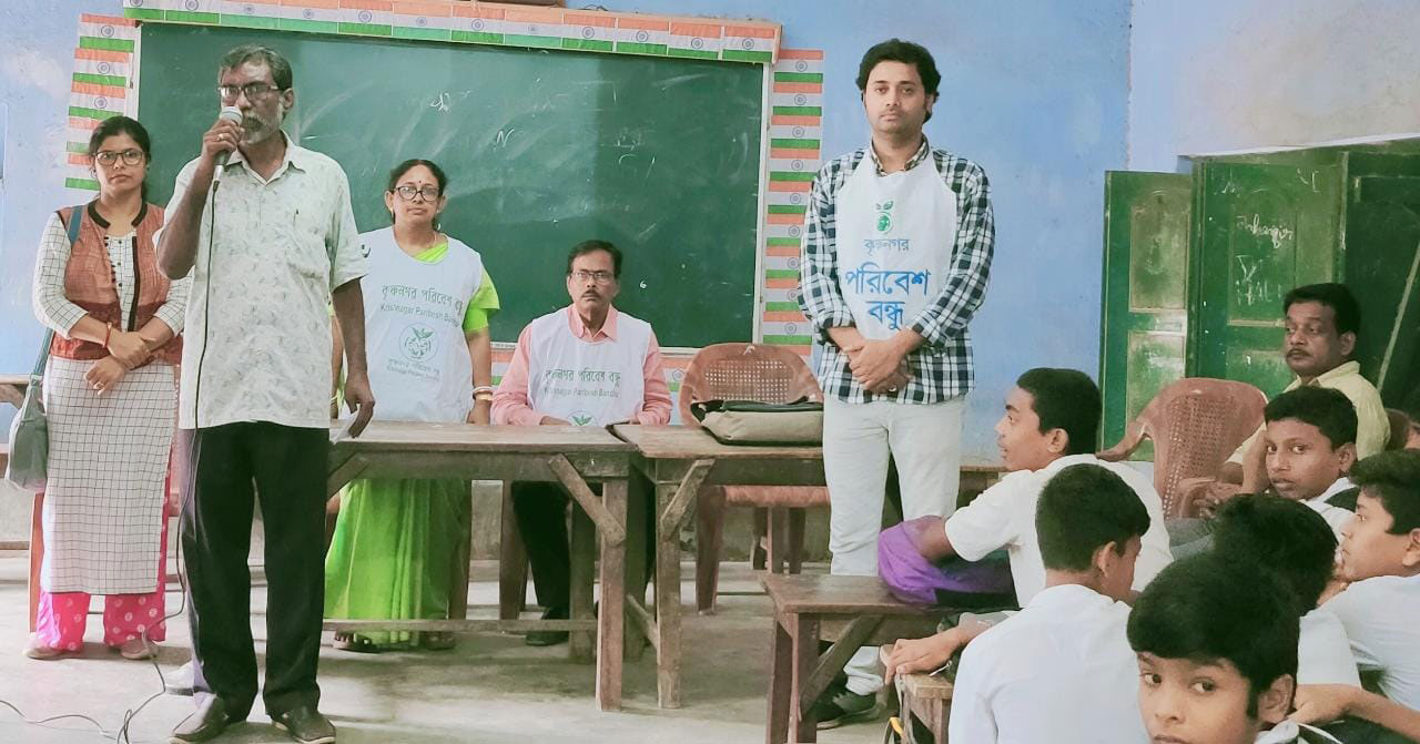 কৃষ্ণনগর দেবনাথ উচ্চ বিদ্যালয়ে ‘কৃষ্ণনগর পরিবেশ বন্ধু’-র পরিবেশ সচেতনতামূলক কর্মসূচি - West Bengal News 24