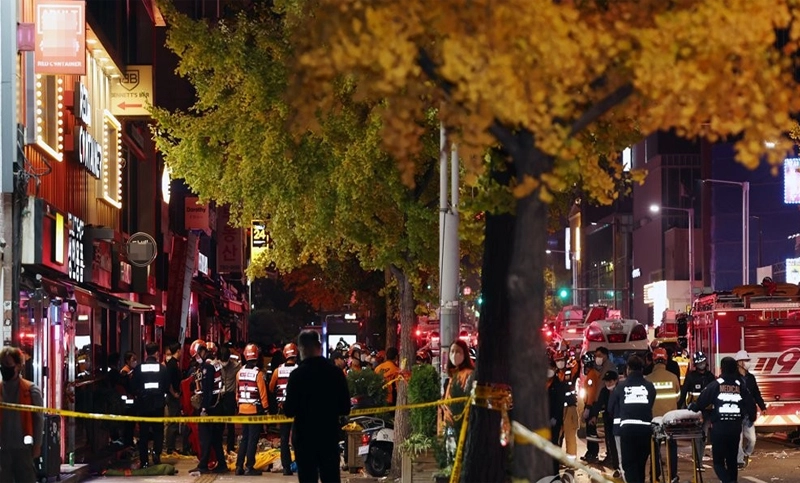 120 lives were lost in the Halloween festival : হ্যালোউইন উৎসবে ঝরল ১২০ প্রাণ - West Bengal News 24 120 lives were lost in the Halloween festival : হ্যালোউইন উৎসবে ঝরল ১২০ প্রাণ - West Bengal News 24