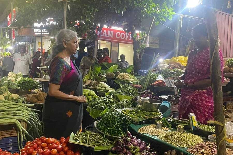Nirmala Sitharaman : অগ্নিমূল্য বাজারে দর করে সব্জি কিনলেন অর্থমন্ত্রী নির্মলা সীতারমন - West Bengal News 24