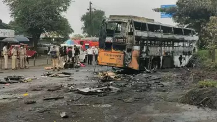Nashik Bus Accident : নাসিকে বাস-ট্রাক সংঘর্ষ, জীবন্ত দগ্ধ হয়ে মৃত ১০ - West Bengal News 24
