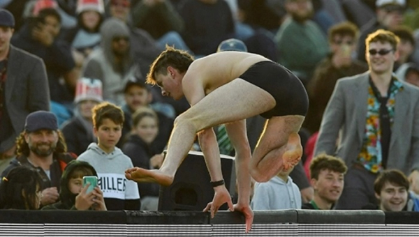 ম্যাচের মাঝে অদ্ভুত ঘটনা, মাঠে বিবস্ত্র যুবক - West Bengal News 24