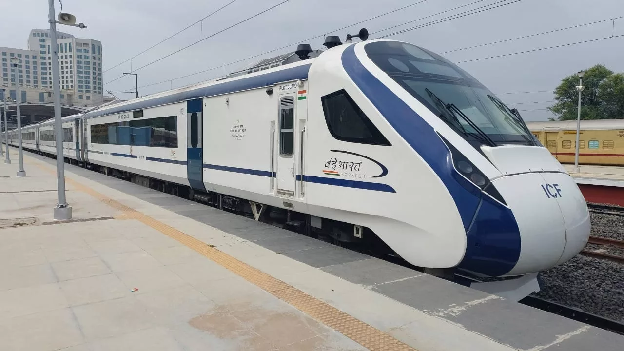 Vande Bharat Express : শুরুতেই রেকর্ড বন্দে ভারত এক্সপ্রেসের, বুকিং বছরেরও প্রথম দু’দিনের টিকিট - West Bengal News 24