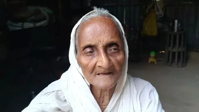 বিশ্ব নারী দিবস উপলক্ষে রাজ্যের মন্ত্রীর কাছ থেকে সম্মান পেলেও বার্ধক্য ভাতা পাননি ৯৯ বছরের বৃদ্ধা - West Bengal News 24
