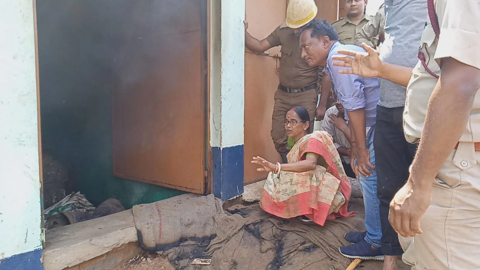 ঝাড়গ্রাম শহরে চট বস্তার গুদামে আগুন, পুড়ে মৃত্যু এক কর্মীর - West Bengal News 24 ঝাড়গ্রাম শহরে চট বস্তার গুদামে আগুন, পুড়ে মৃত্যু এক কর্মীর - West Bengal News 24