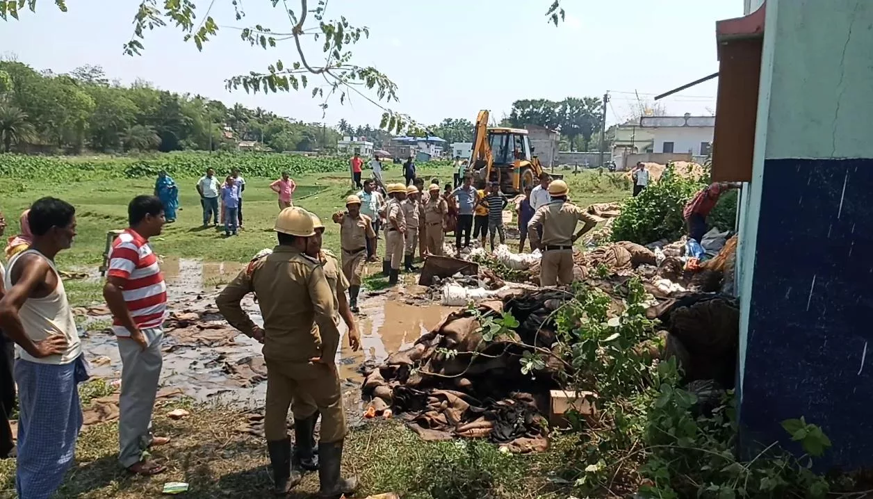 ঝাড়গ্রাম শহরে চট বস্তার গুদামে আগুন, পুড়ে মৃত্যু এক কর্মীর - West Bengal News 24 ঝাড়গ্রাম শহরে চট বস্তার গুদামে আগুন, পুড়ে মৃত্যু এক কর্মীর - West Bengal News 24