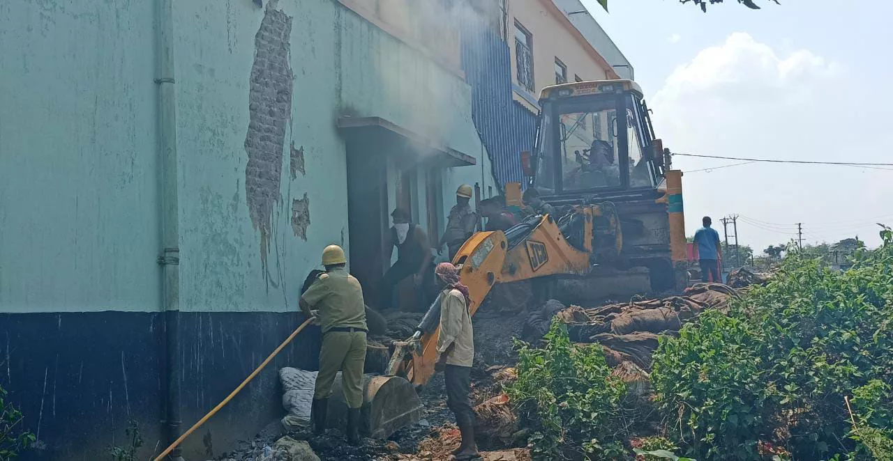 ঝাড়গ্রাম শহরে চট বস্তার গুদামে আগুন, পুড়ে মৃত্যু এক কর্মীর - West Bengal News 24 ঝাড়গ্রাম শহরে চট বস্তার গুদামে আগুন, পুড়ে মৃত্যু এক কর্মীর - West Bengal News 24