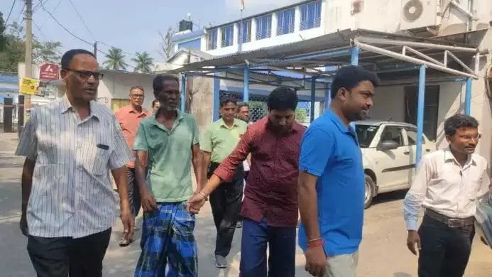 ধান বিক্রি নিয়ে কৃষকদের সঙ্গে নজিরবিহীন প্রতারণার পর্দা ফাঁস করলো পুলিশ, গ্রেপ্তার তিন - West Bengal News 24 ধান বিক্রি নিয়ে কৃষকদের সঙ্গে নজিরবিহীন প্রতারণার পর্দা ফাঁস করলো পুলিশ, গ্রেপ্তার তিন - West Bengal News 24