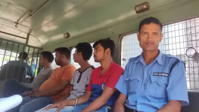 কোচবিহার থেকে বিপুল পরিমান গাঁজা নিয়ে পূর্ব বর্ধমান জেলায় বিক্রী করতে এসে পুলিশের হাতে ধরা পড়লো পাঁচ গাঁজা পাচারকারি - West Bengal News 24 কোচবিহার থেকে বিপুল পরিমান গাঁজা নিয়ে পূর্ব বর্ধমান জেলায় বিক্রী করতে এসে পুলিশের হাতে ধরা পড়লো পাঁচ গাঁজা পাচারকারি - West Bengal News 24
