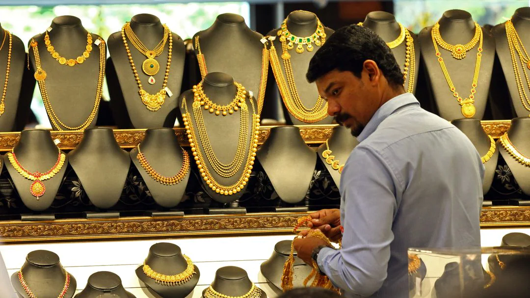 Gold Price Today : মাসের শুরুতেই সোনার দামে পতন, চওড়া হাসি ক্রেতাদের মুখে - West Bengal News 24 Gold Price Today : মাসের শুরুতেই সোনার দামে পতন, চওড়া হাসি ক্রেতাদের মুখে - West Bengal News 24