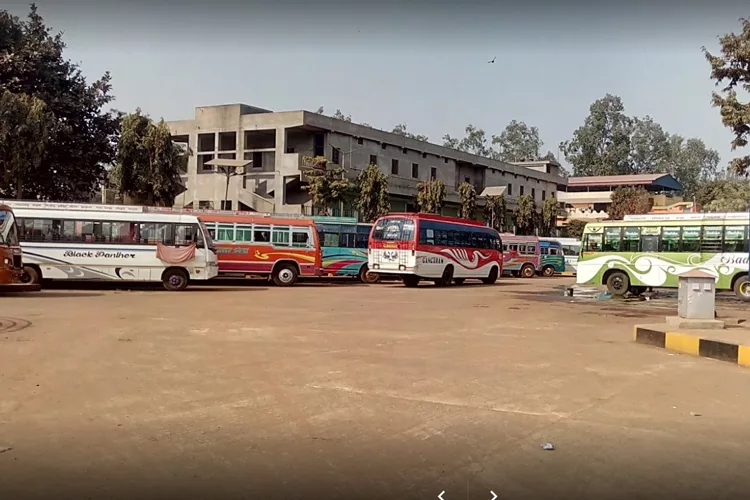 রাস্তা পার হতে গিয়ে লরির ধাক্কায় বাস কর্মীর মৃত্যু, পথ অবরোধ - West Bengal News 24