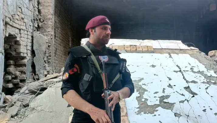 পাকিস্তানে সেনাবহরে আত্মঘাতী হামলা, নিহত ৯ - West Bengal News 24