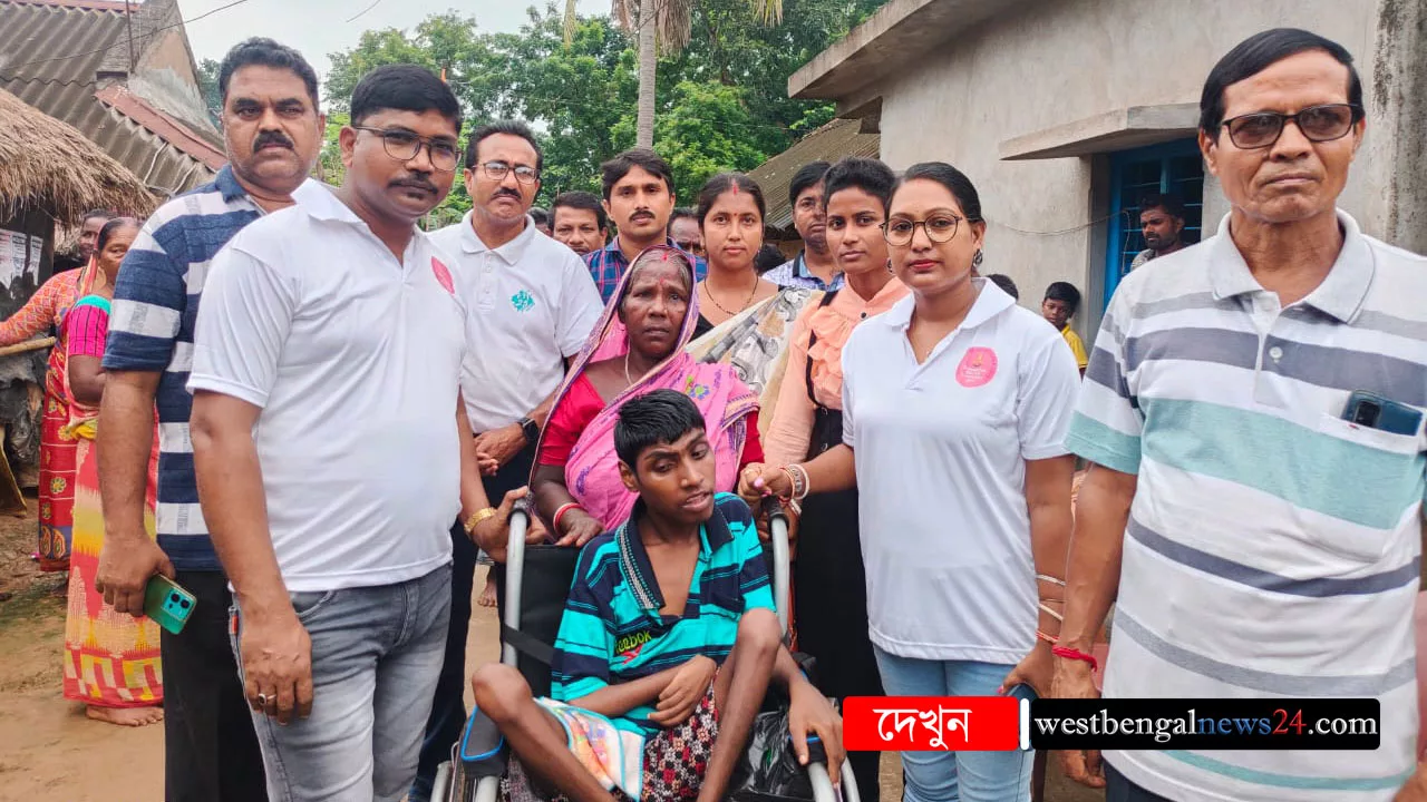 Jhargram News Flash : সুবর্ণরৈখিক রেলপথ সংগ্রাম কমিটির উদ্যোগে দুই বিশেষ চাহিদা সম্পন্নকে হুইল চেয়ার - West Bengal News 24