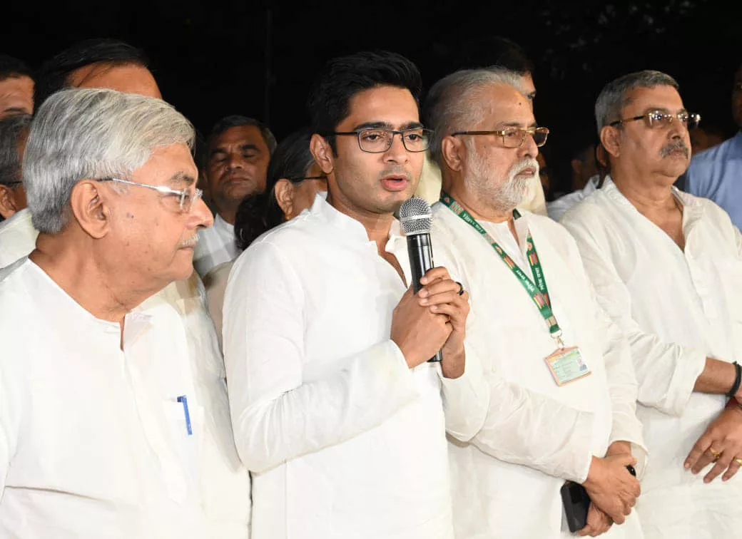 Abhishek Banerjee : ৫৬ ইঞ্চির ছাতি ৬ ইঞ্চি – ১ লক্ষ লোক নিয়ে রাজভবন অভিযান, সাথে ৫০ লক্ষ চিঠি – চ্যালেঞ্জ অভিষেকের - West Bengal News 24 Abhishek Banerjee : ৫৬ ইঞ্চির ছাতি ৬ ইঞ্চি – ১ লক্ষ লোক নিয়ে রাজভবন অভিযান, সাথে ৫০ লক্ষ চিঠি – চ্যালেঞ্জ অভিষেকের - West Bengal News 24