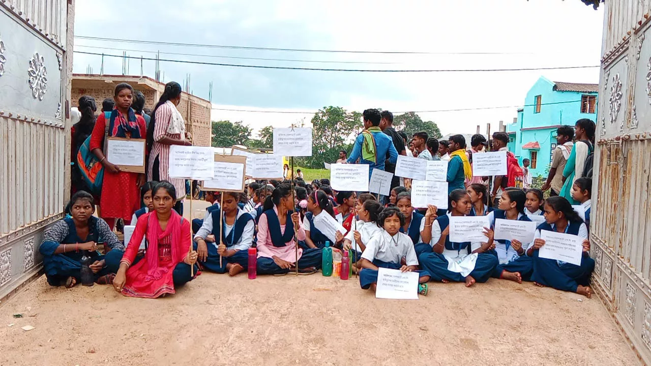 আদিবাসী ছাত্রীনিবাসের দাবিতে বেলপাহাড়িতে সাড়ে তিন ঘন্টা পথ অবরোধে পড়ুয়ারা - West Bengal News 24