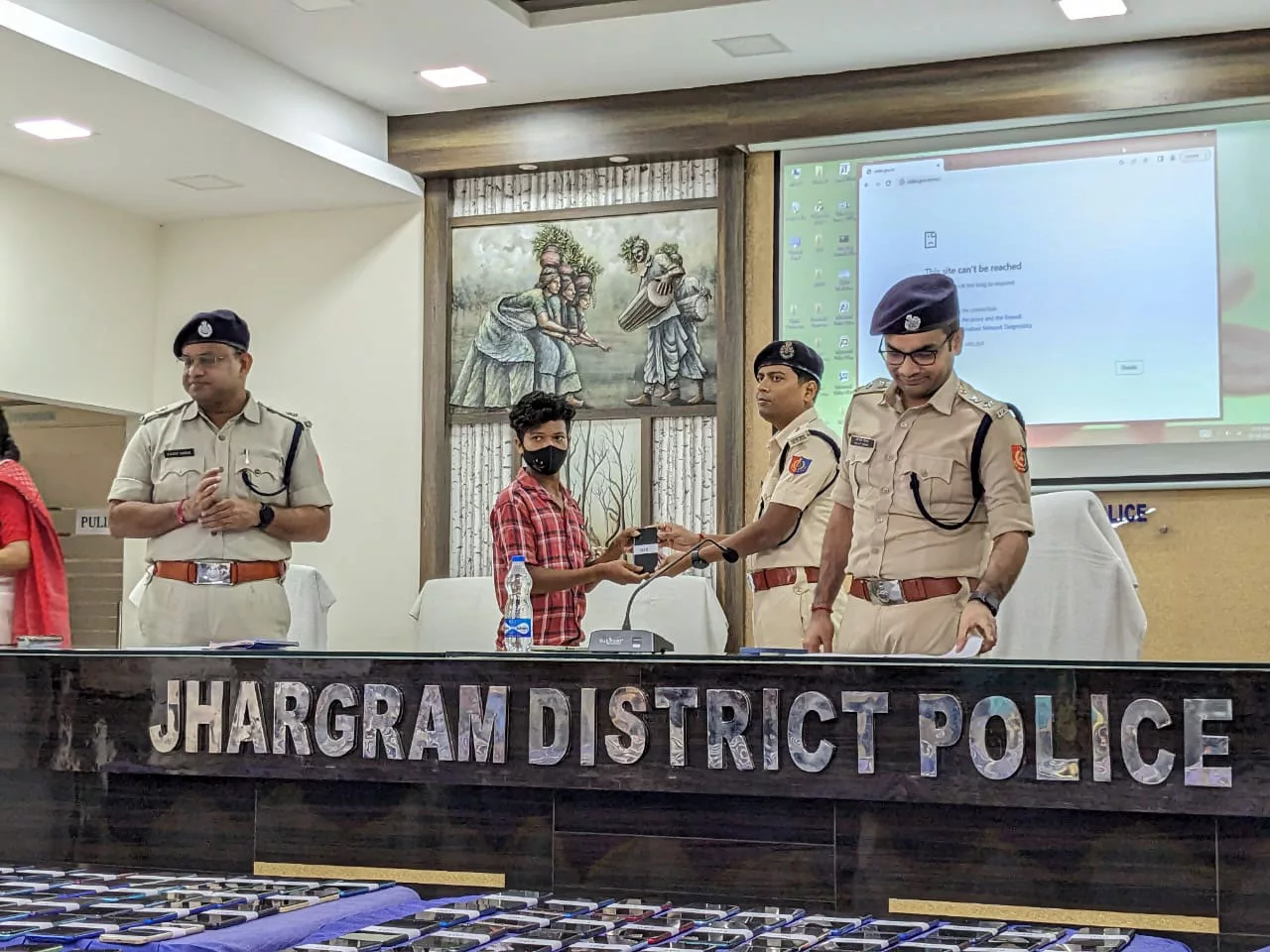 প্রত্যার্পণ কর্মসূচির মাধ্যমে খোয়া যাওয়া ৩০৪ টি মোবাইল ফোন প্রকৃত মালিকদের হাতে তুলি দিল ঝাড়গ্রাম জেলা পুলিশ - West Bengal News 24
