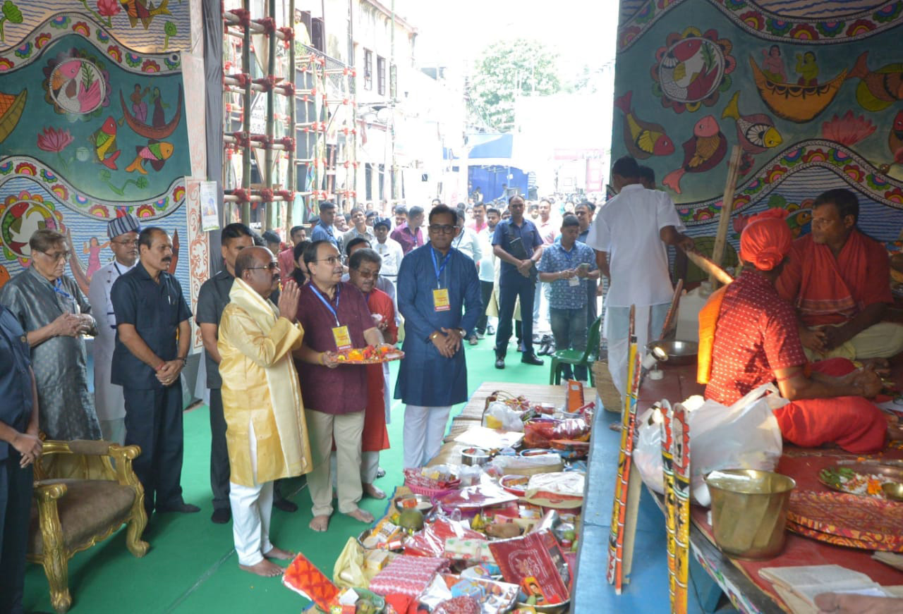C. V. Ananda Bose : কুণালের পুজোয় রাজ্যপাল ‘বোস’- দিলেন অঞ্জলি, পুরোহিতদের উপহার প্রদান - West Bengal News 24