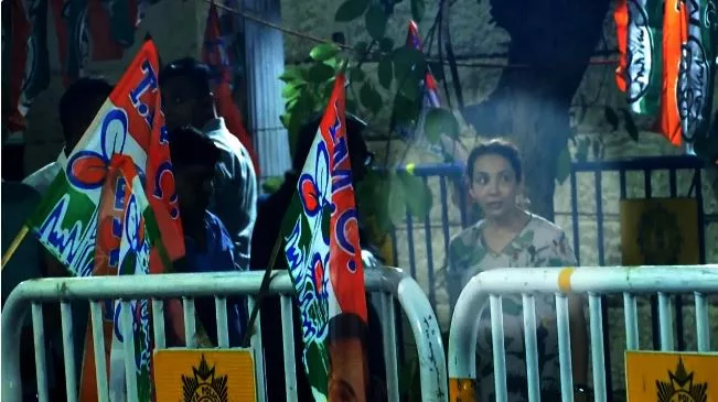 Rujira Banerjee : অভিষেকের ধর্নামঞ্চে হাজির রুজিরা! রাজ ভবনের সামনে সাংসদপত্নীকে দেখে চমকে গেল তৃণমূল নেতৃত্ব - West Bengal News 24