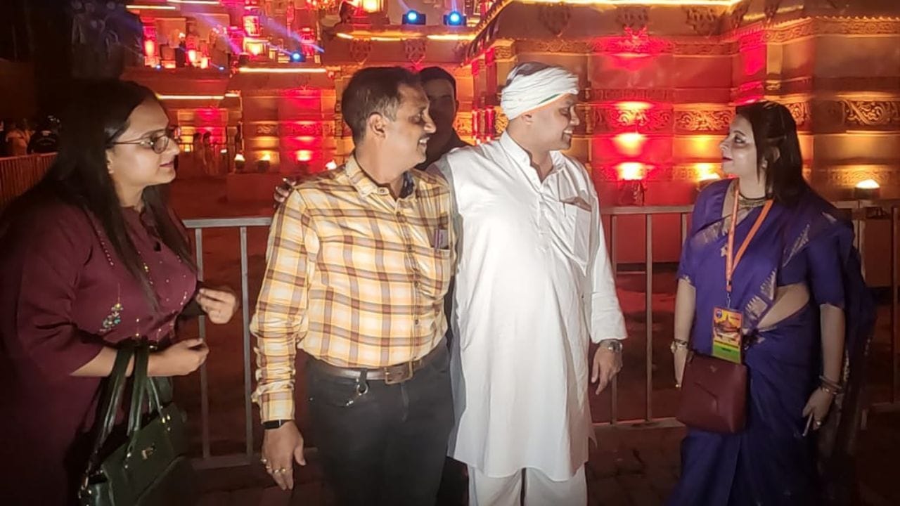 Sajal Ghosh & Kaustav Bagchi : সন্তোষ মিত্র স্কোয়ারে প্রতিমা দর্শনে গিয়ে সজল ঘোষের সাথে খোশ মেজাজে কৌস্তুভ - West Bengal News 24