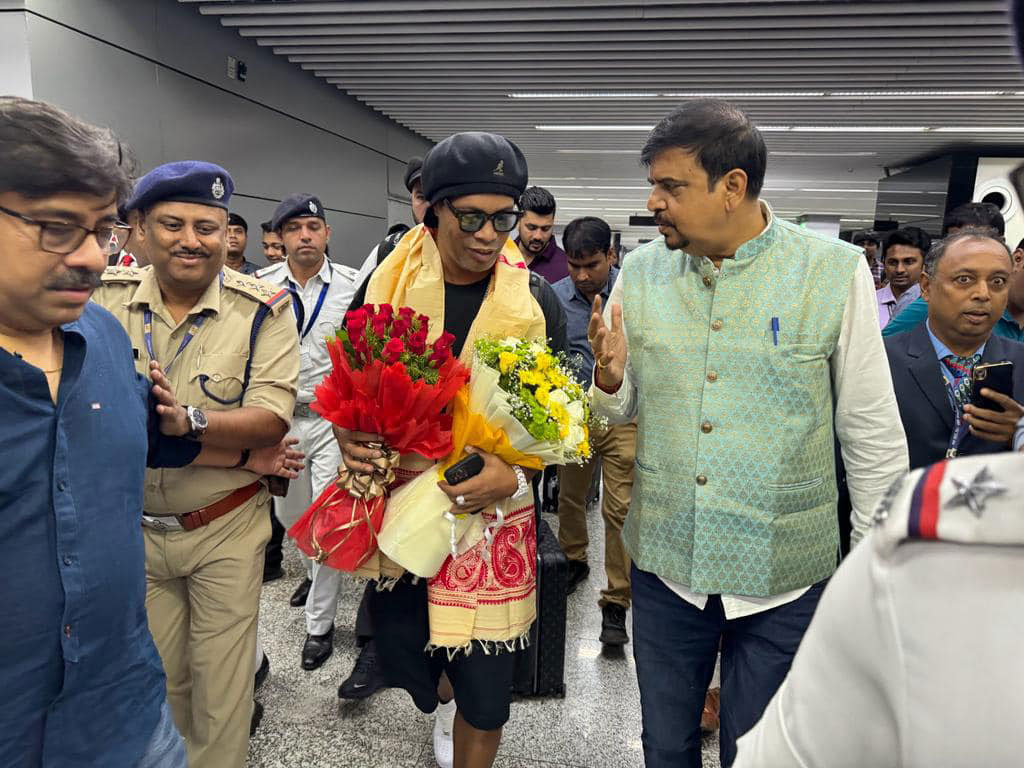শহরে ব্রাজিলিয়ান ফুটবল তারকা রোনাল্ডিনহো – যোগ দেবেন সুজিত বসুর শ্রীভূমিতে - West Bengal News 24 শহরে ব্রাজিলিয়ান ফুটবল তারকা রোনাল্ডিনহো – যোগ দেবেন সুজিত বসুর শ্রীভূমিতে - West Bengal News 24
