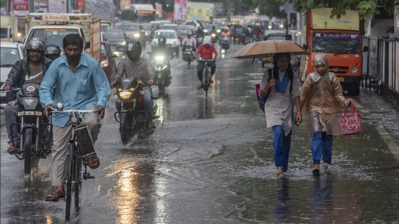West Bengal Weather Update : নিম্নচাপের ইউ-টার্ন! অতি ভারী বৃষ্টির সতর্কতা জারি উত্তরবঙ্গে, বৃহস্পতিবার ভারী থেকে অতি ভারী বৃষ্টির পূর্বাভাস দক্ষিণবঙ্গে - West Bengal News 24