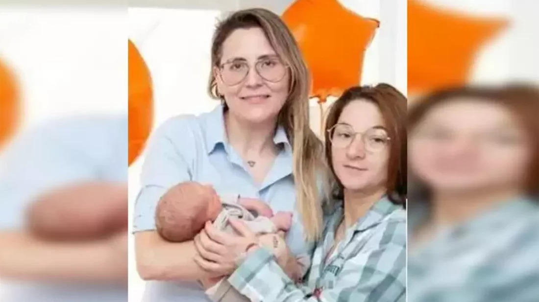 সন্তান জন্ম দিলেন সমলিঙ্গ-যুগল, দুই তরুণীর গর্ভেই ছিল ভ্রূণ! - West Bengal News 24 সন্তান জন্ম দিলেন সমলিঙ্গ-যুগল, দুই তরুণীর গর্ভেই ছিল ভ্রূণ! - West Bengal News 24