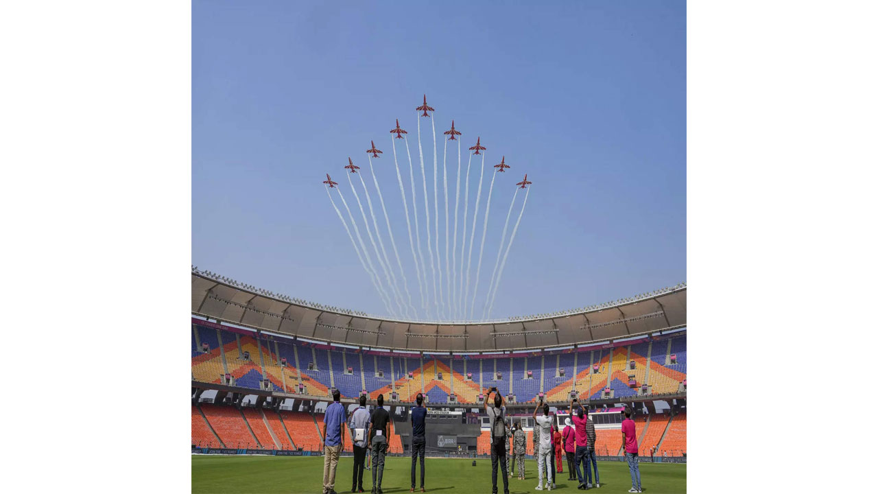 বিশ্বকাপ ফাইনালের ঠিক আগে আকাশে ‘খেলা’! সূর্যকিরণের কসরৎ মুগ্ধ হবেন আপনিও - West Bengal News 24 বিশ্বকাপ ফাইনালের ঠিক আগে আকাশে ‘খেলা’! সূর্যকিরণের কসরৎ মুগ্ধ হবেন আপনিও - West Bengal News 24