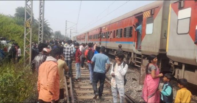 Train Accident : ওভারহেডের তার ছিঁড়ে বিপত্তি, দুর্ঘটনার মুখে পুরী-নয়াদিল্লি পুরুষোত্তম এক্সপ্রেস, মৃত ২ যাত্রী - West Bengal News 24