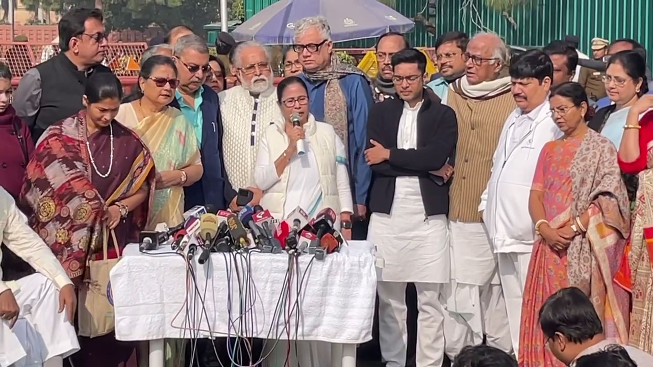 Mamata Banerjee : প্রধানমন্ত্রীর সাথে সাক্ষাৎ, মমতার সাথে রাজধানীতে অভিষেক সহ ১০ সাংসদ - West Bengal News 24
