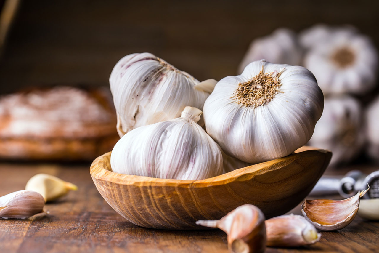 Hair Care With Garlic : চুল পড়া বন্ধ করতে রসুনের ব্যবহার - West Bengal News 24