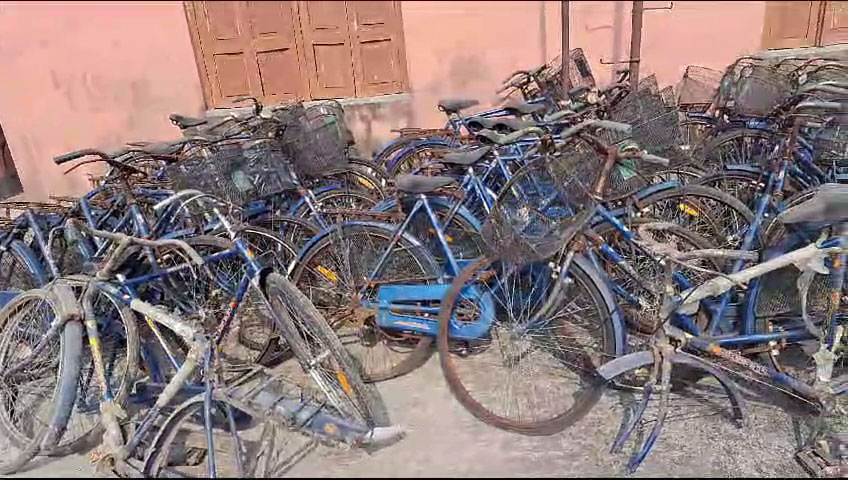 এগরা ১ নম্বর ব্লকের প্রশাসনিক দপ্তরের ছাদে জরাজীর্ণ অবস্থায় “সবুজ সাথী” সাইকেল - West Bengal News 24