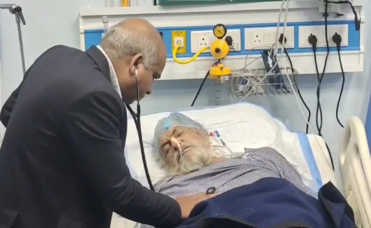 ভাঙা রাস্তায় ঝাঁকুনি খেল অ্যাম্বুলেন্স, বেঁচে উঠলেন ‘মৃত’ ব্যক্তি - West Bengal News 24